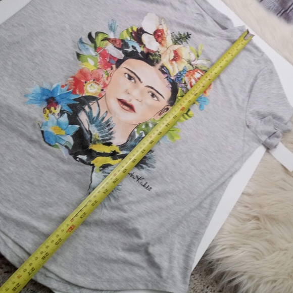 🍓$12 Frida Kahlo Hawaiian Graphic Tee NEW Juniors - Picture 10 of 13